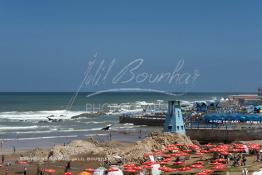 Image du Maroc Professionnelle de  La plage Ain Diab de Casablanca s'étend sur environ deux kilomètres jusqu’à l'îlot de Sidi Abderrahman avec le temps elle ne mérite plus son nom de plage populaire mais un camp de parasols et de chaises qui occupent sans vergogne l’espace maritime public et loués à des prix ahurissants ! il est presque impossible de trouver une place sur le sable sec pour faire bronzete à votre guise, Lundi  7 Juillet 2009.  (Photo / Abdeljalil Bounhar)

 